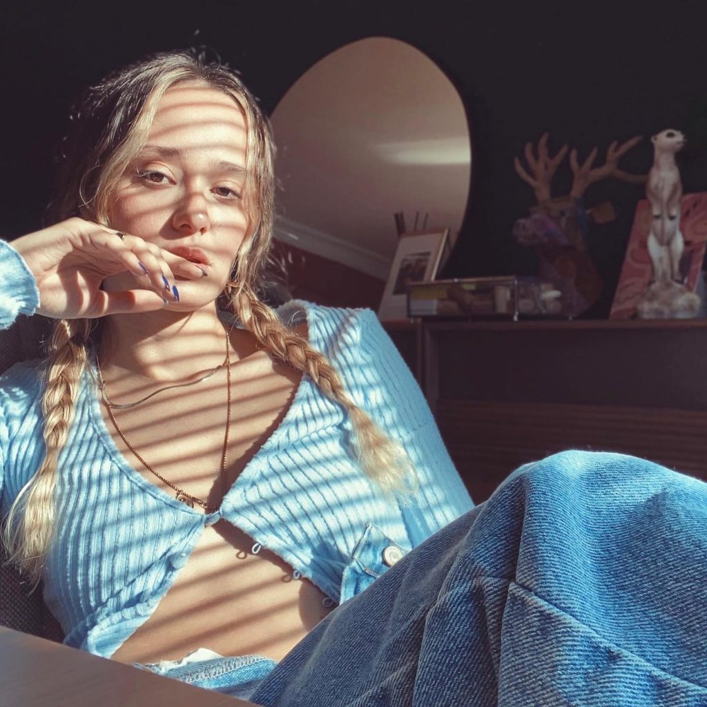 Müge Bayramoğlu poses naked