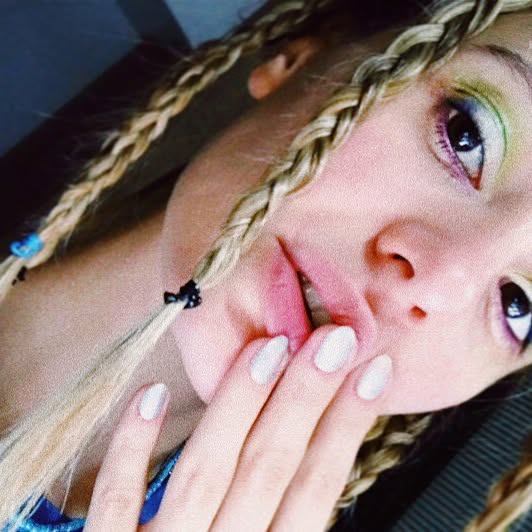 Müge Bayramoğlu poses pussy