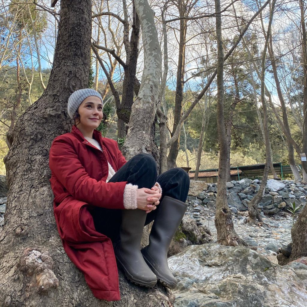 Müge Bayramoğlu poses sex