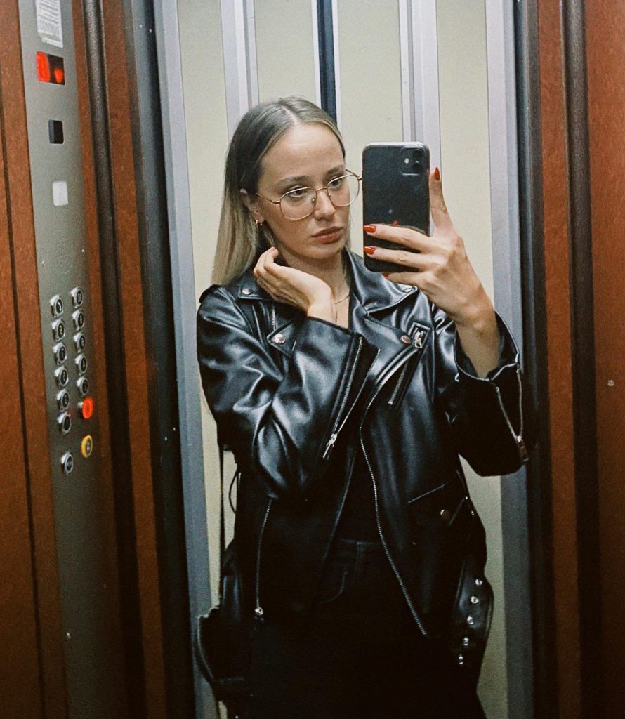 Müge Bayramoğlu smiles bikini