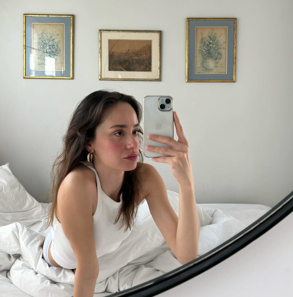 Müge Bayramoğlu smiles boobs