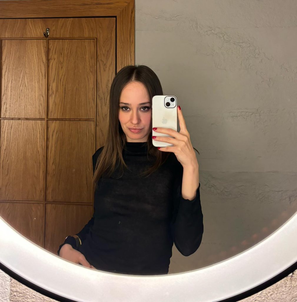 Müge Bayramoğlu smiles fuck