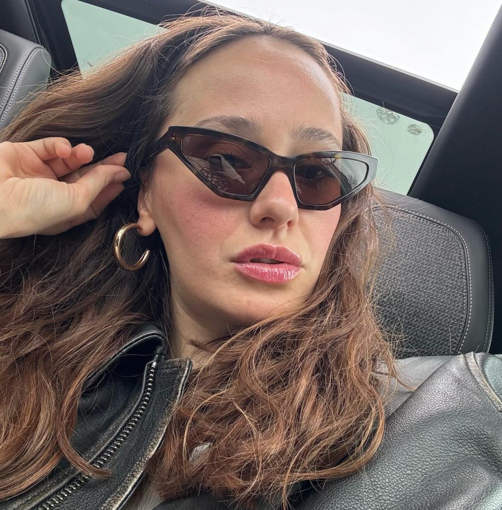 Müge Bayramoğlu smiles nude pics