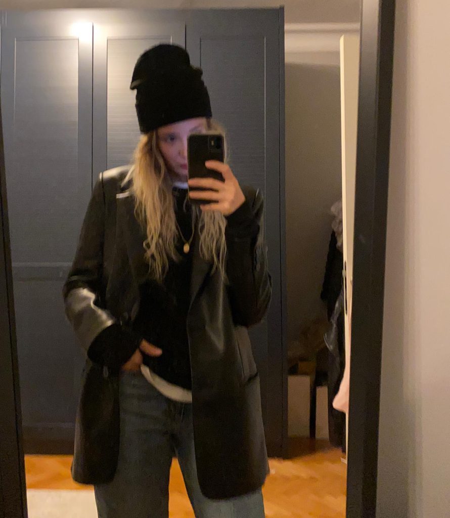 Müge Bayramoğlu smiles sex