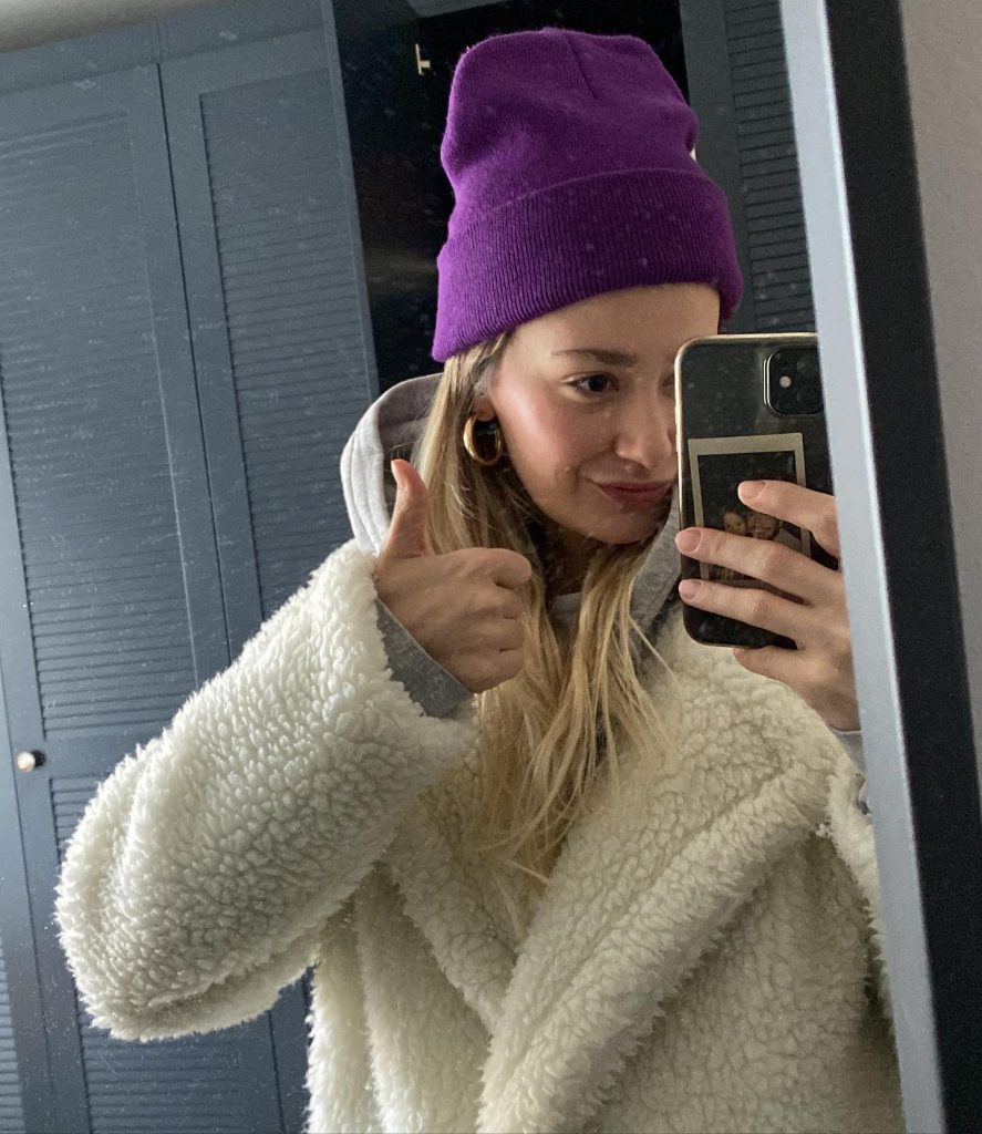 Müge Bayramoğlu smiles sexy