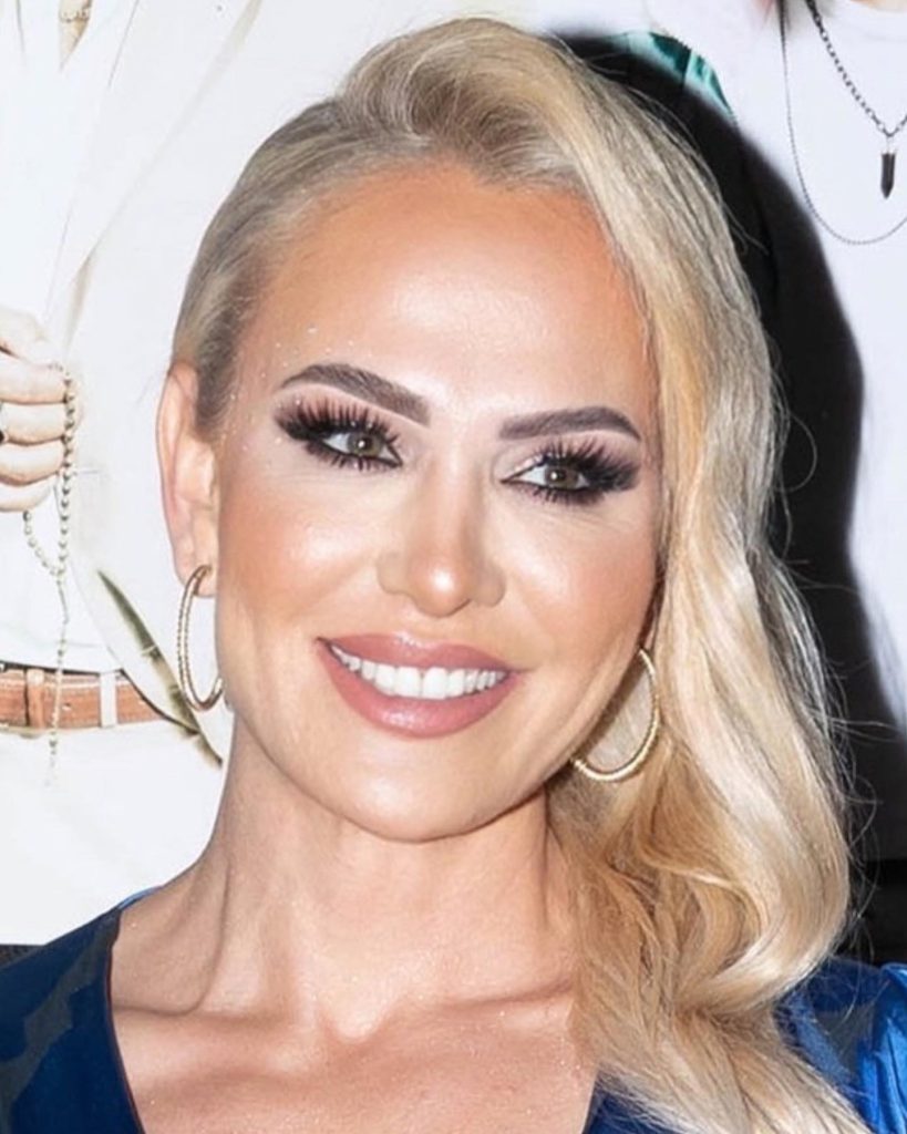 Nagihan Karadere looks nude