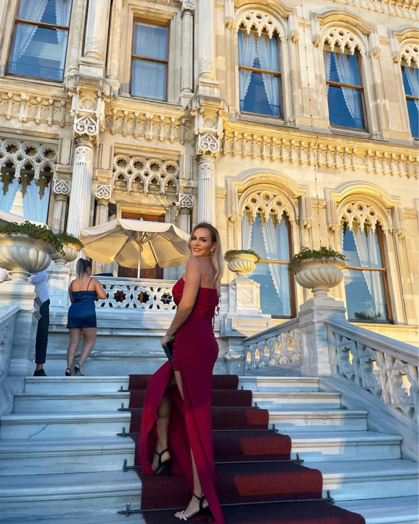 Nagihan Karadere modeling ass