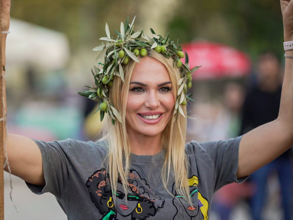 Nagihan Karadere modeling boobs