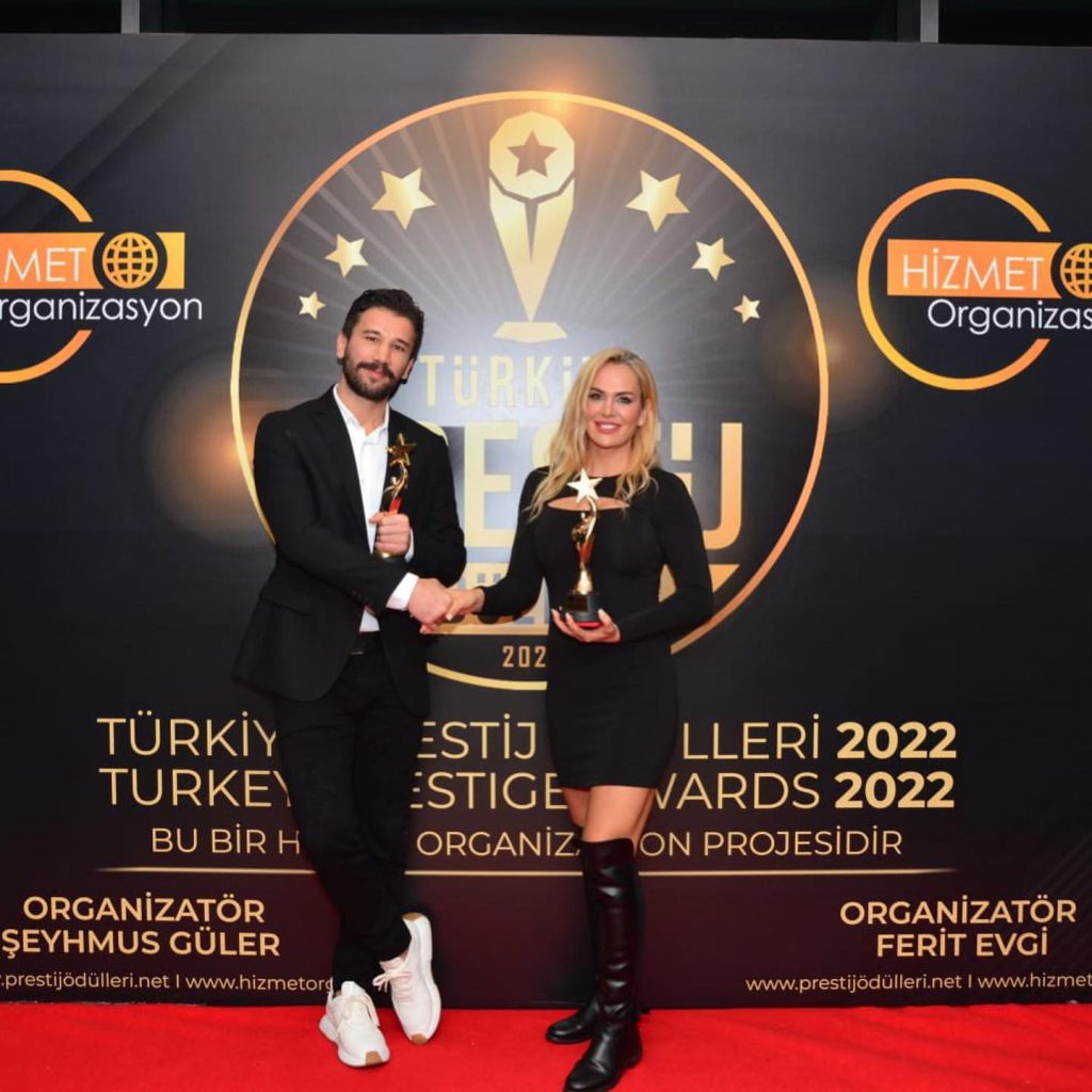 Nagihan Karadere poses bikini