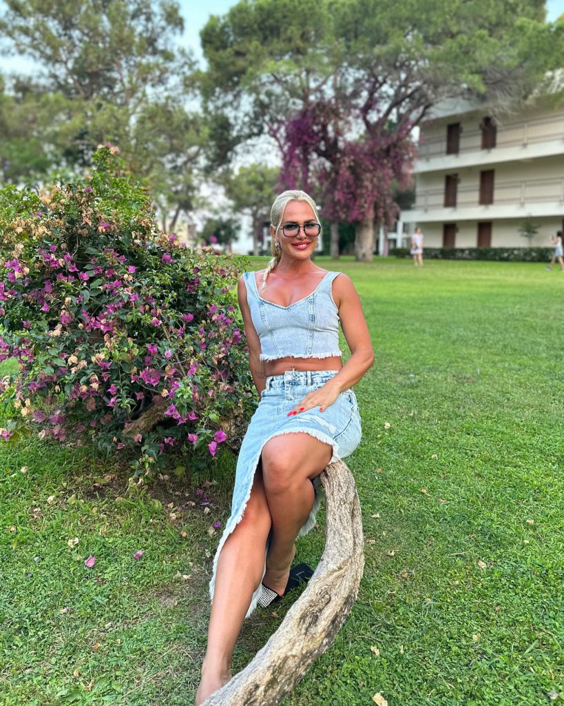 Nagihan Karadere poses hot images