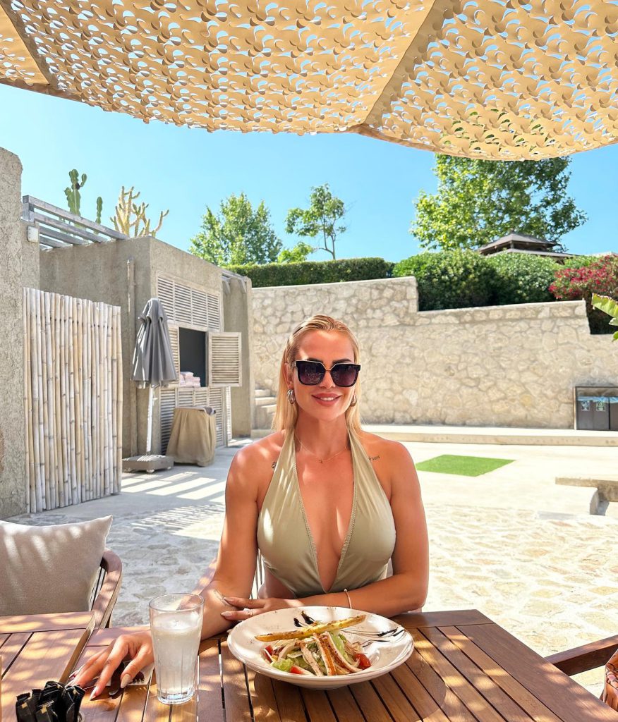 Nagihan Karadere poses hot photos