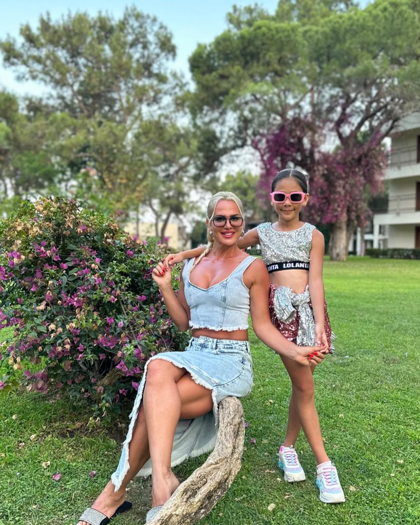 Nagihan Karadere poses hot xxx