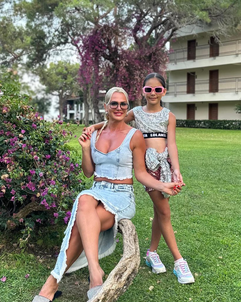 Nagihan Karadere poses pussy