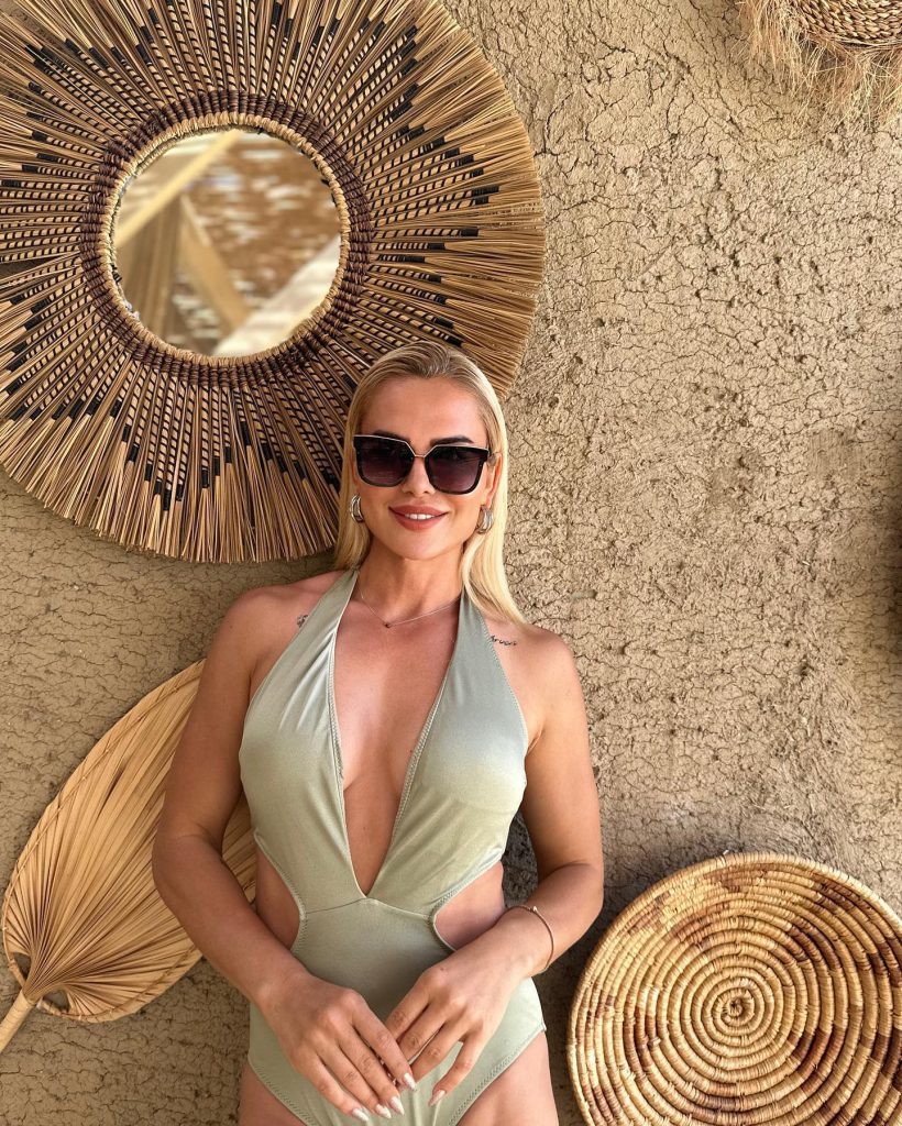 Nagihan Karadere poses sexy