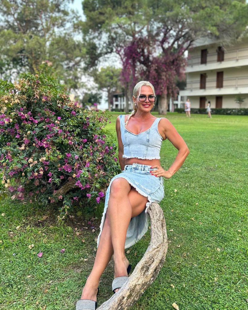 Nagihan Karadere poses xxx porn