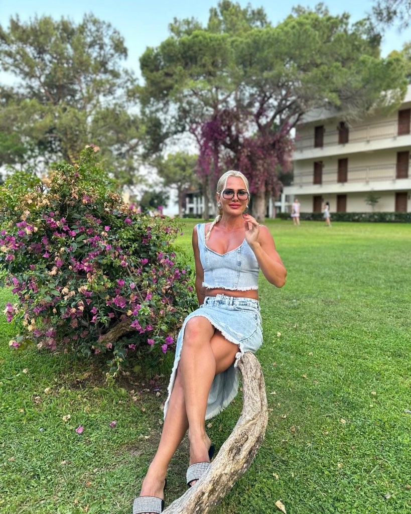 Nagihan Karadere poses xxx sex