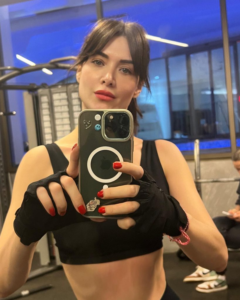 Nefise Karatay looks naked