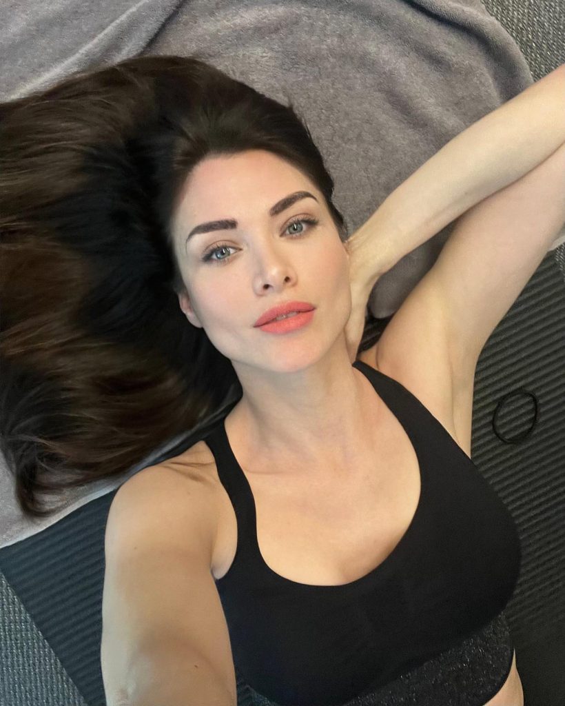 Nefise Karatay looks pussy