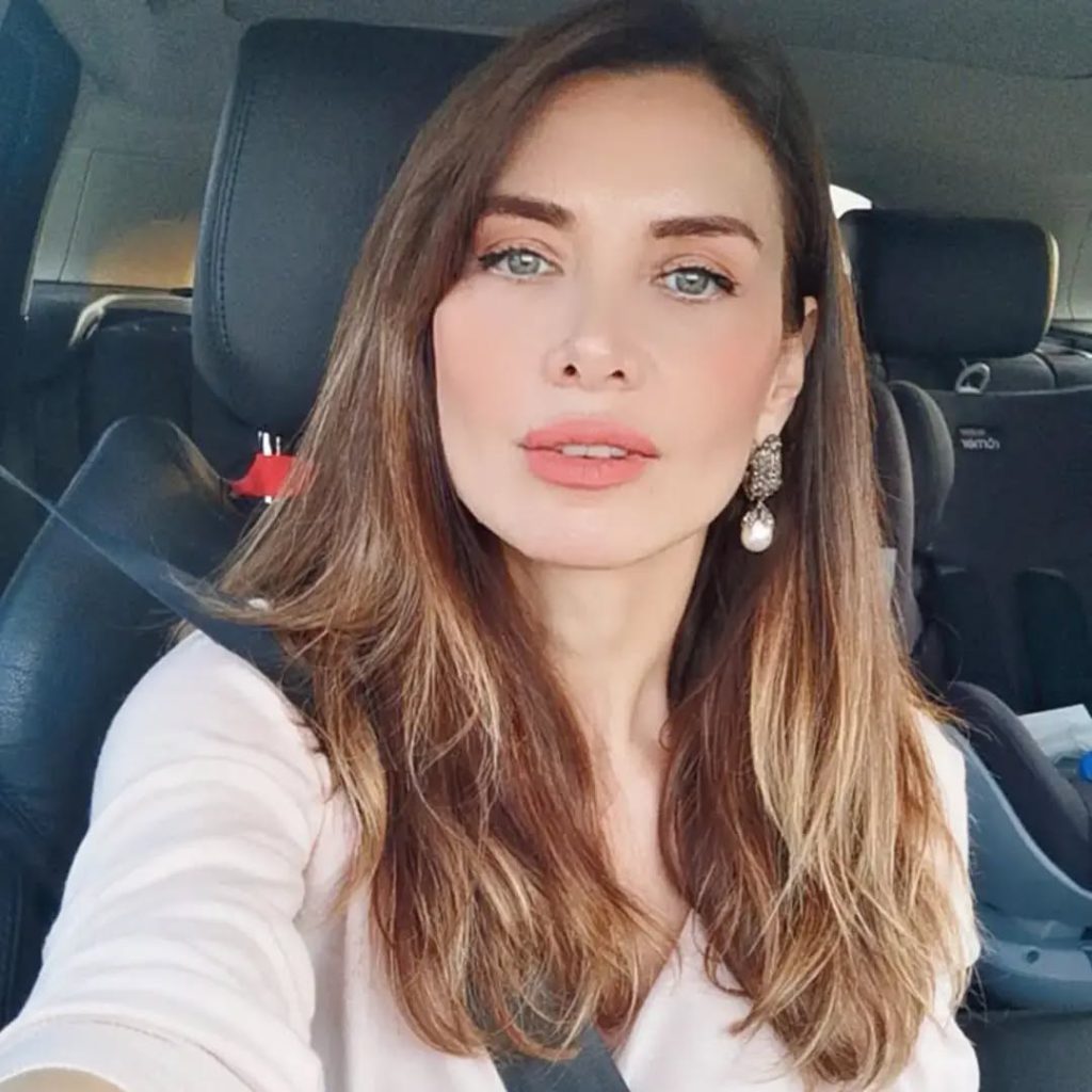 Nefise Karatay poses pussy