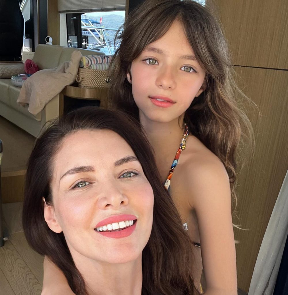 Nefise Karatay smiles pussy