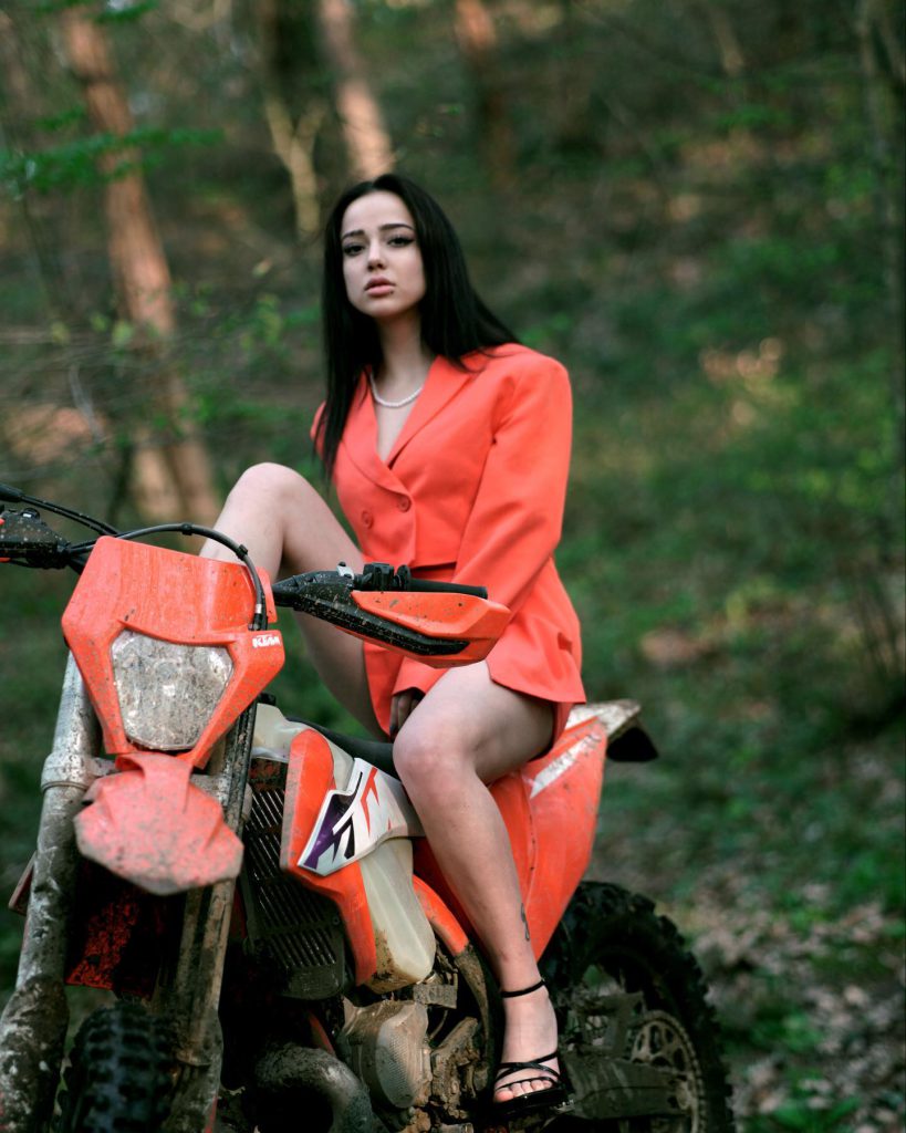 Nurseli Aksoy depicts fire porn