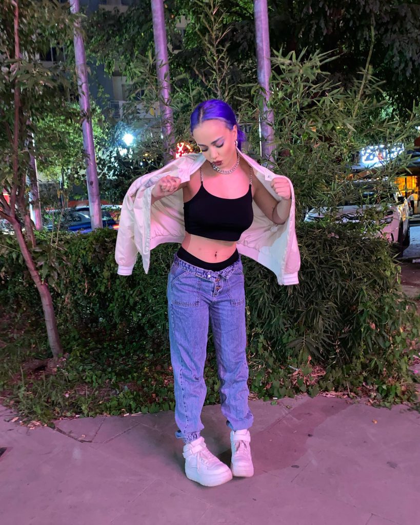 Nurseli Aksoy looks boobs