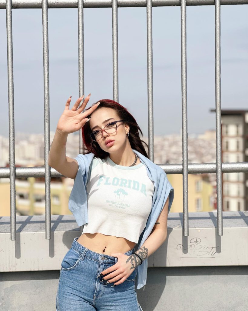 Nurseli Aksoy modeling ass