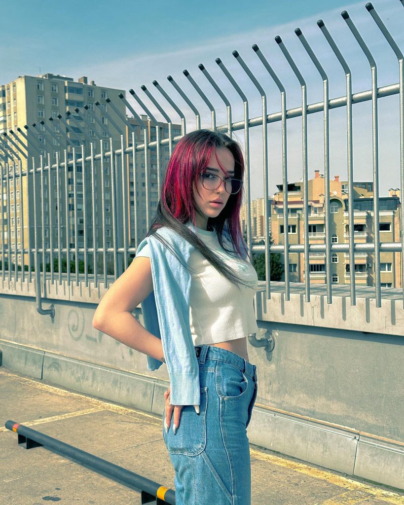 Nurseli Aksoy modeling hot pics