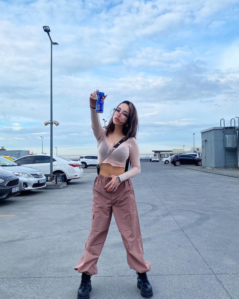 Nurseli Aksoy modeling porn