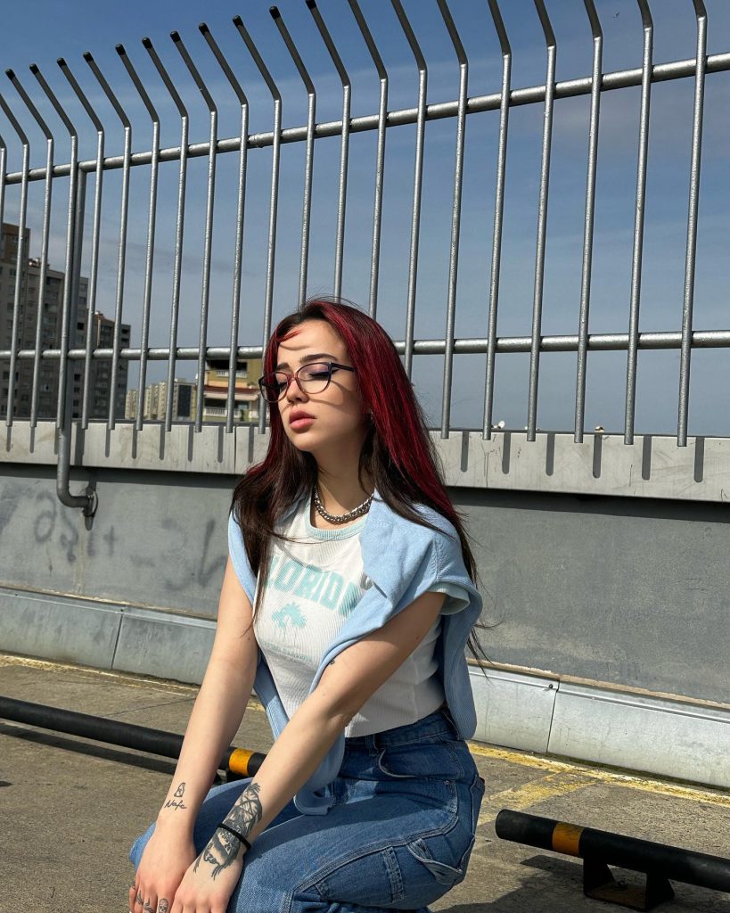 Nurseli Aksoy modeling sexy