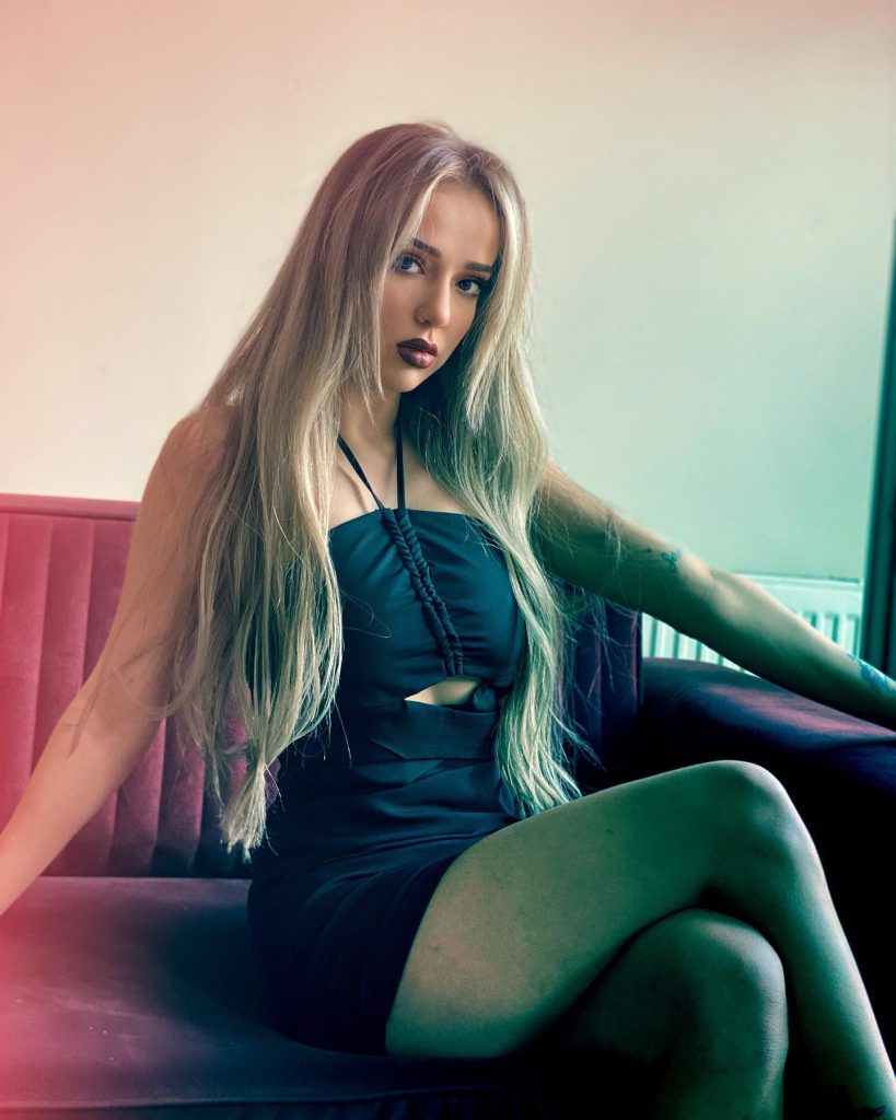 Nurseli Aksoy poses bikini