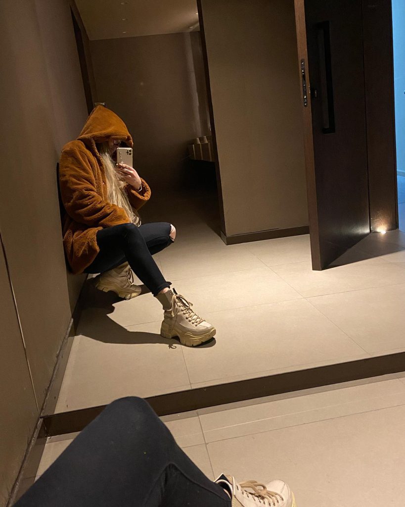 Nurseli Aksoy poses boobs