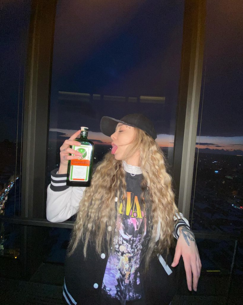 Nurseli Aksoy poses fuck