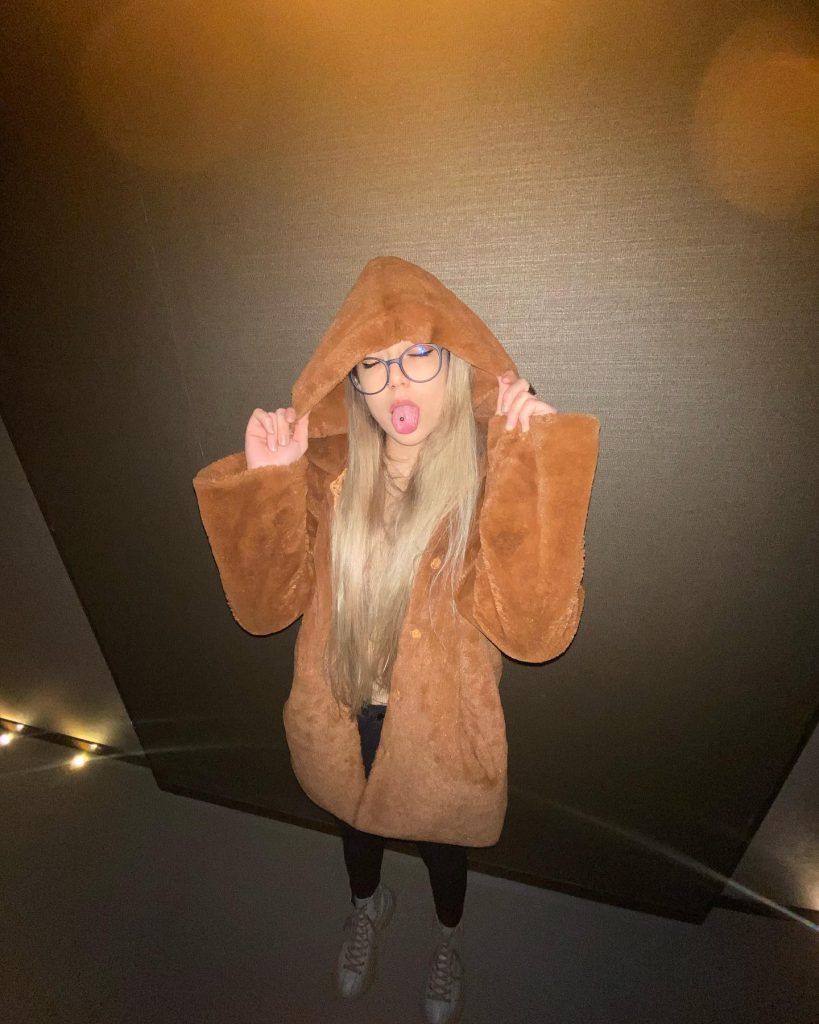 Nurseli Aksoy poses hot photos