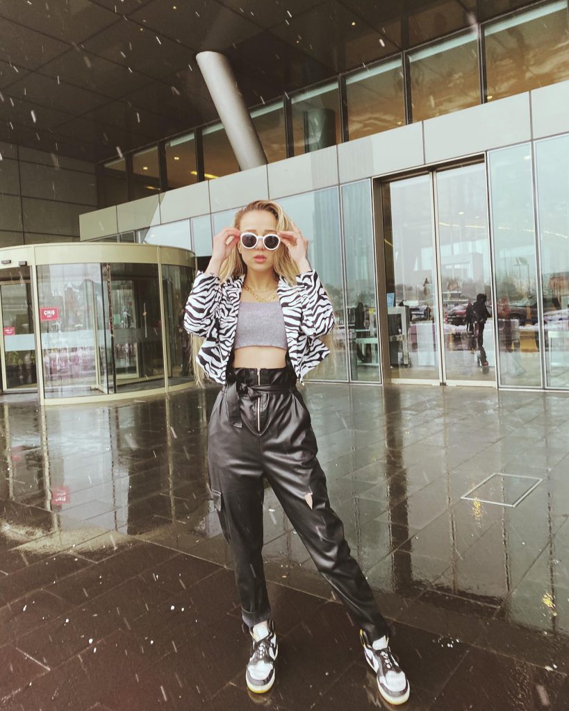 Nurseli Aksoy poses hot pics