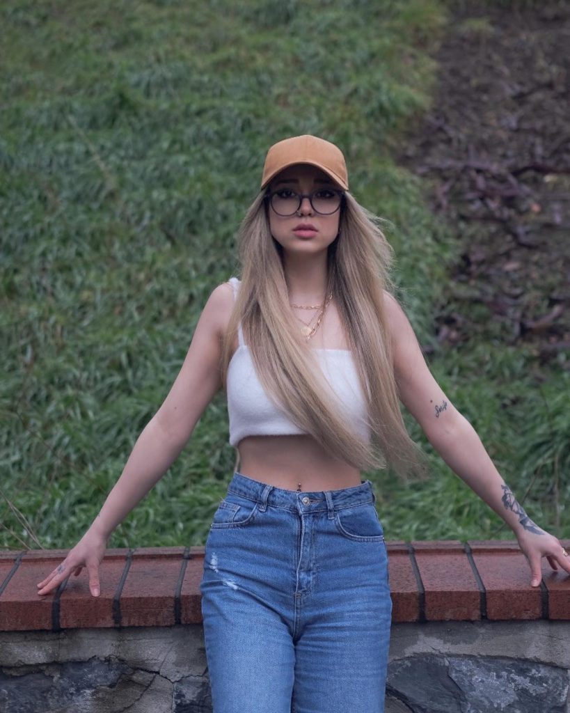 Nurseli Aksoy poses pussy