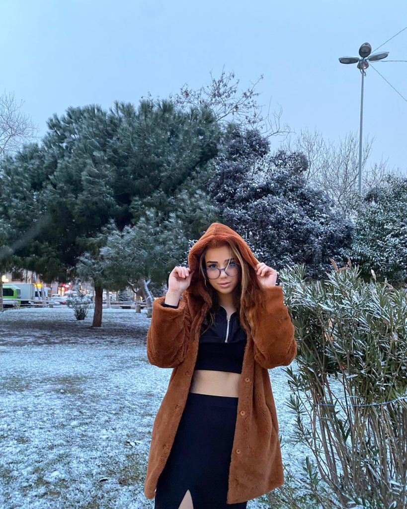 Nurseli Aksoy poses xxx porn