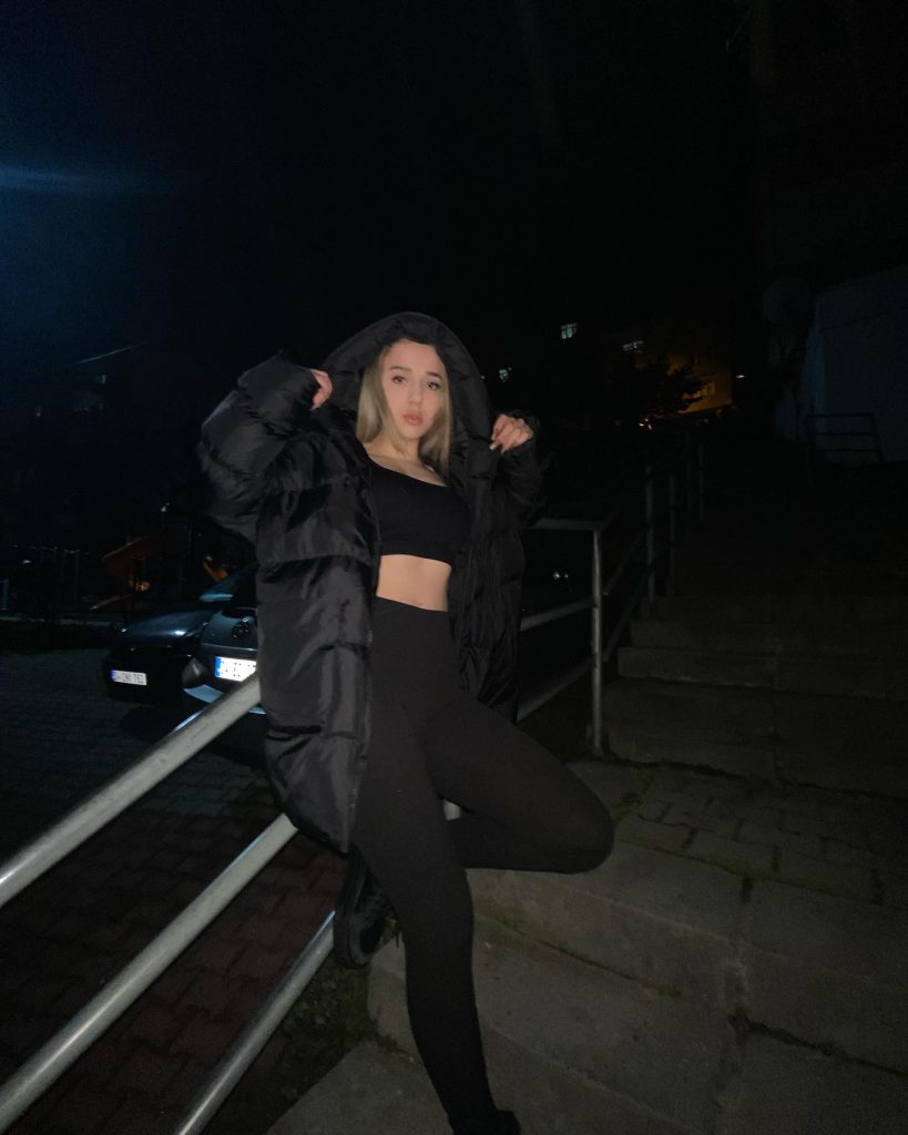 Nurseli Aksoy smiles hot