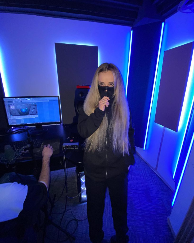 Nurseli Aksoy smiles nude