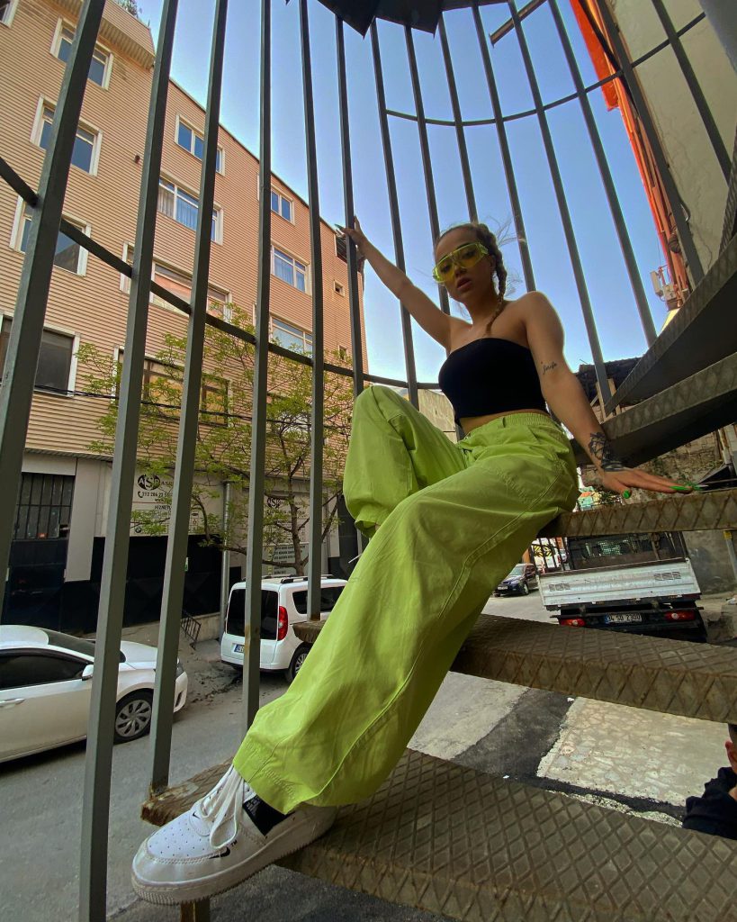 Nurseli Aksoy smiles nude pics