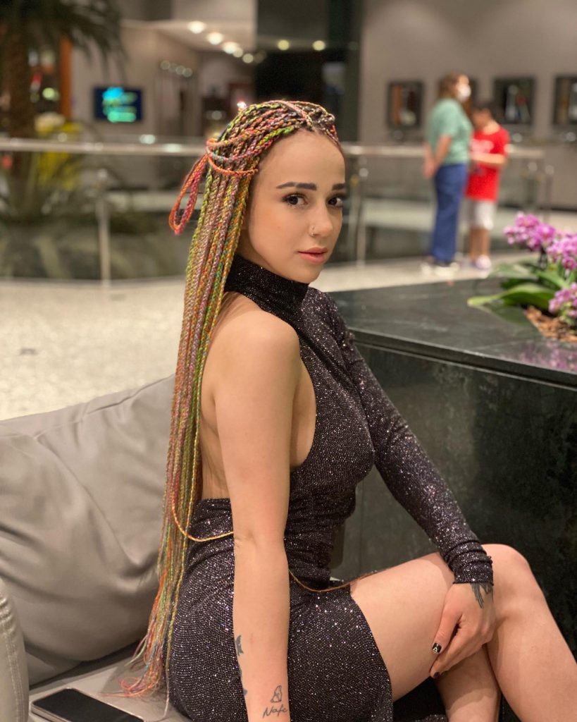 Nurseli Aksoy smiles pussy