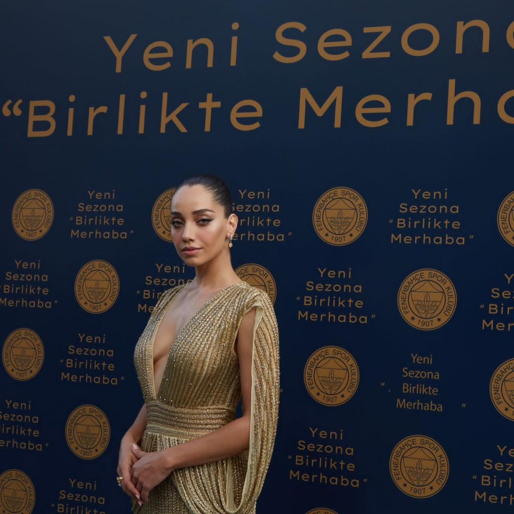 Özge Özacar ardent hot