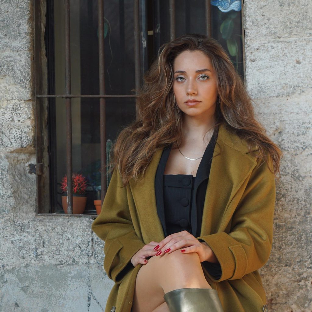 Özge Özacar beautiful bikini