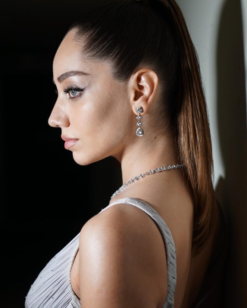 Özge Özacar beautiful naked