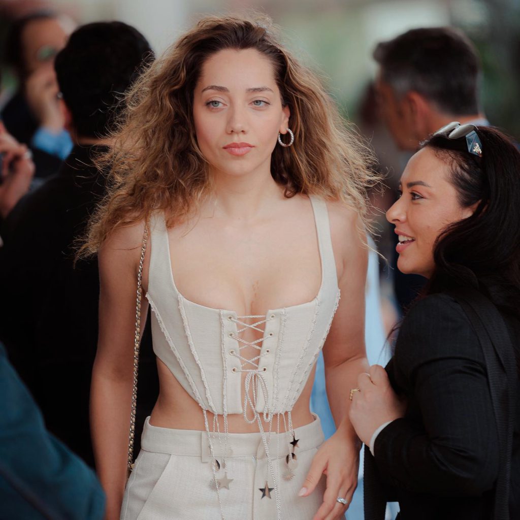 Özge Özacar depicts fire hot pics