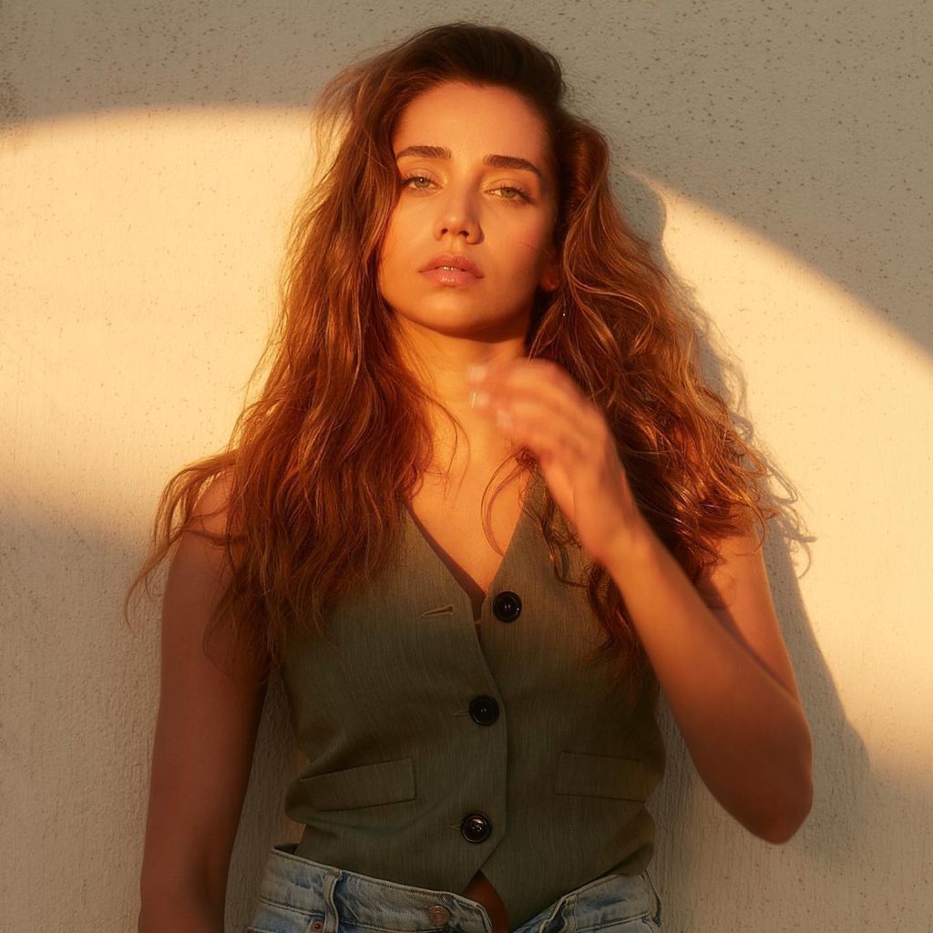 Özge Özacar depicts fire nude