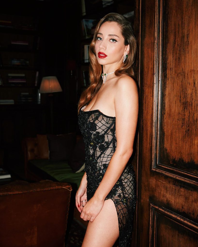 Özge Özacar depicts fire sex