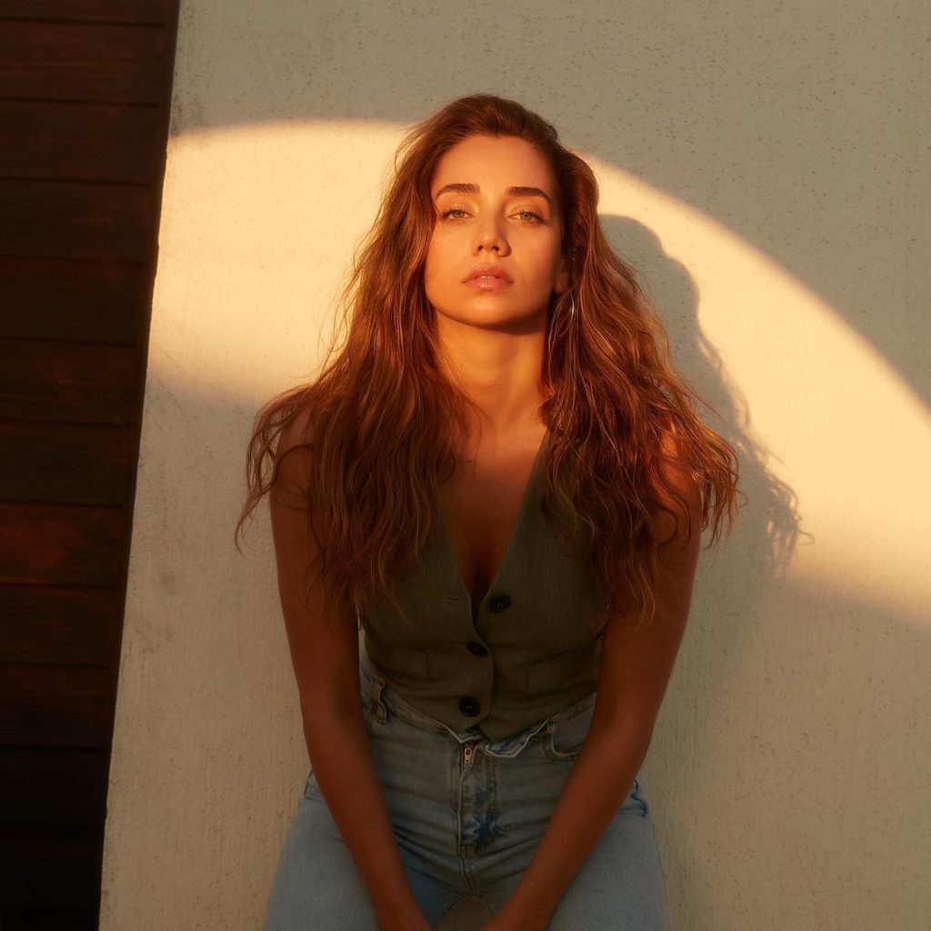 Özge Özacar depicts fire sexy