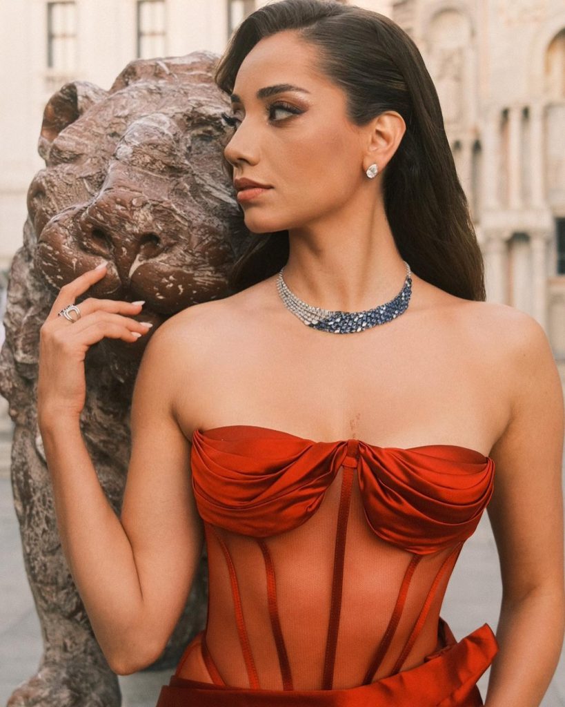 Özge Özacar hot bikini