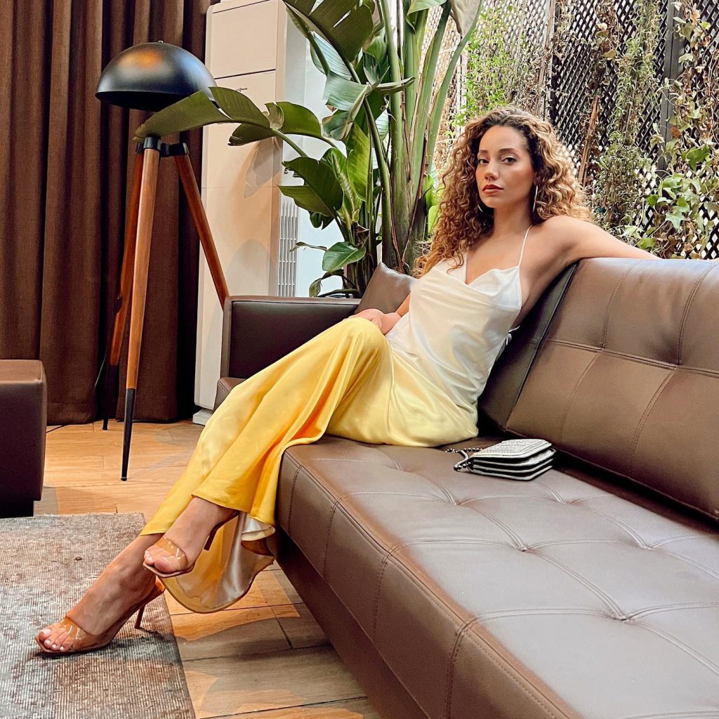 Özge Özacar looks hot xxx